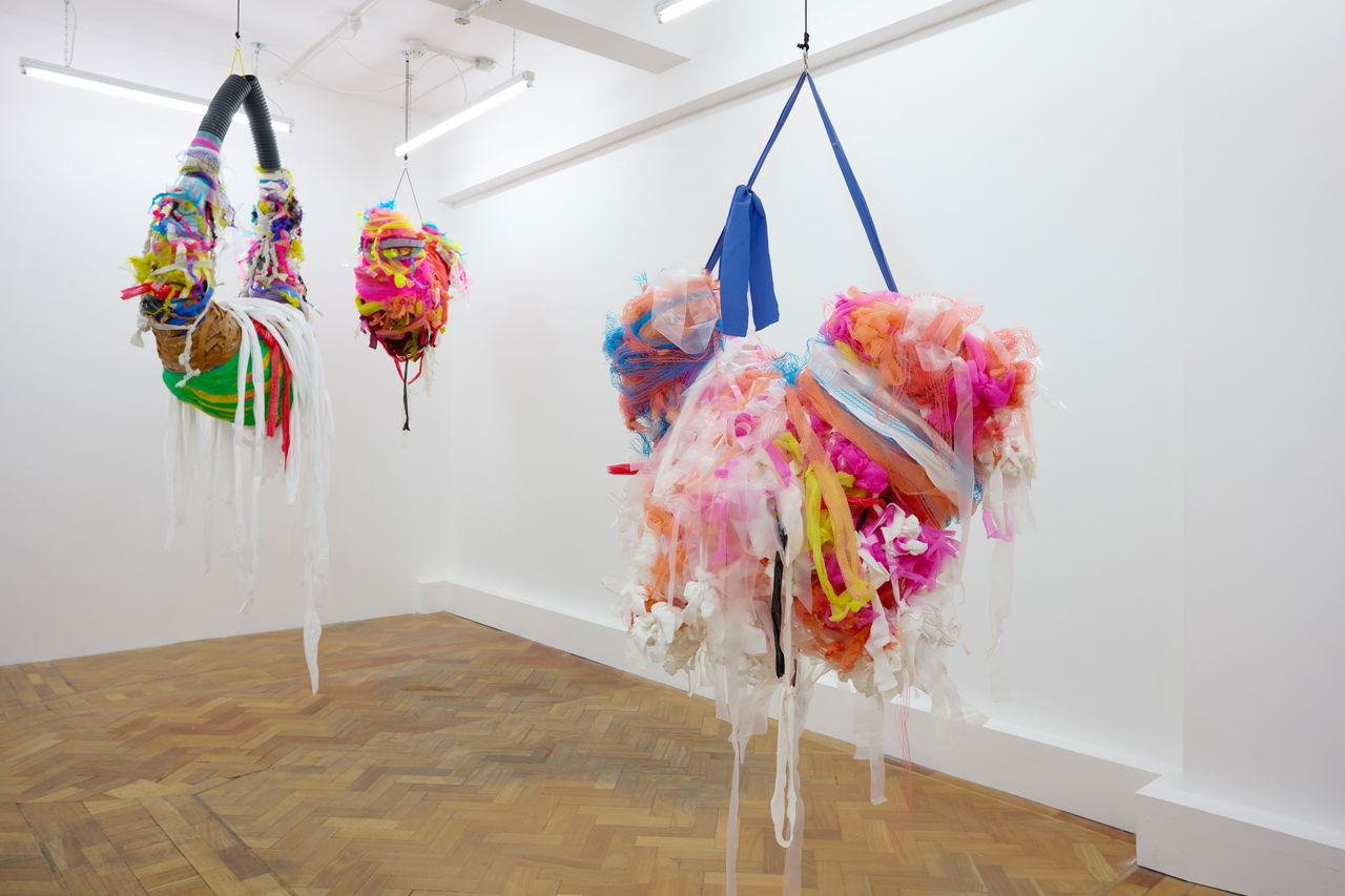 Installeringsdetalj av Nnena Kalu, Nnena Kalu på Arcadia Missa, London. Foto: Tom Carter. Bildekreditt: kunstneren og Arcadia Missa, London.