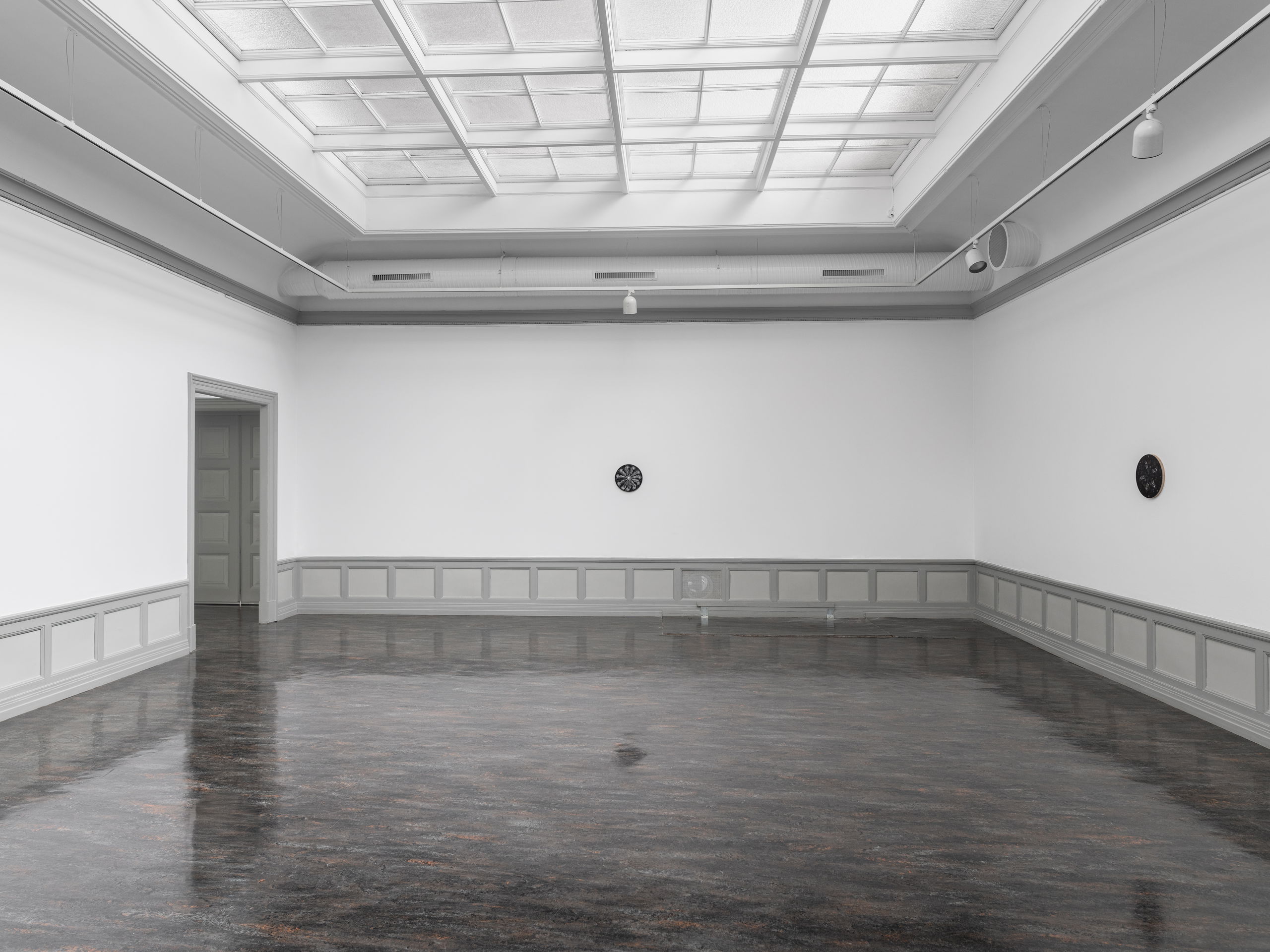 Cindy Ji Hye Kim, Sand in the Hourglass (2022), installasjonsoversikt. Foto: Erik Sæter Jørgensen.