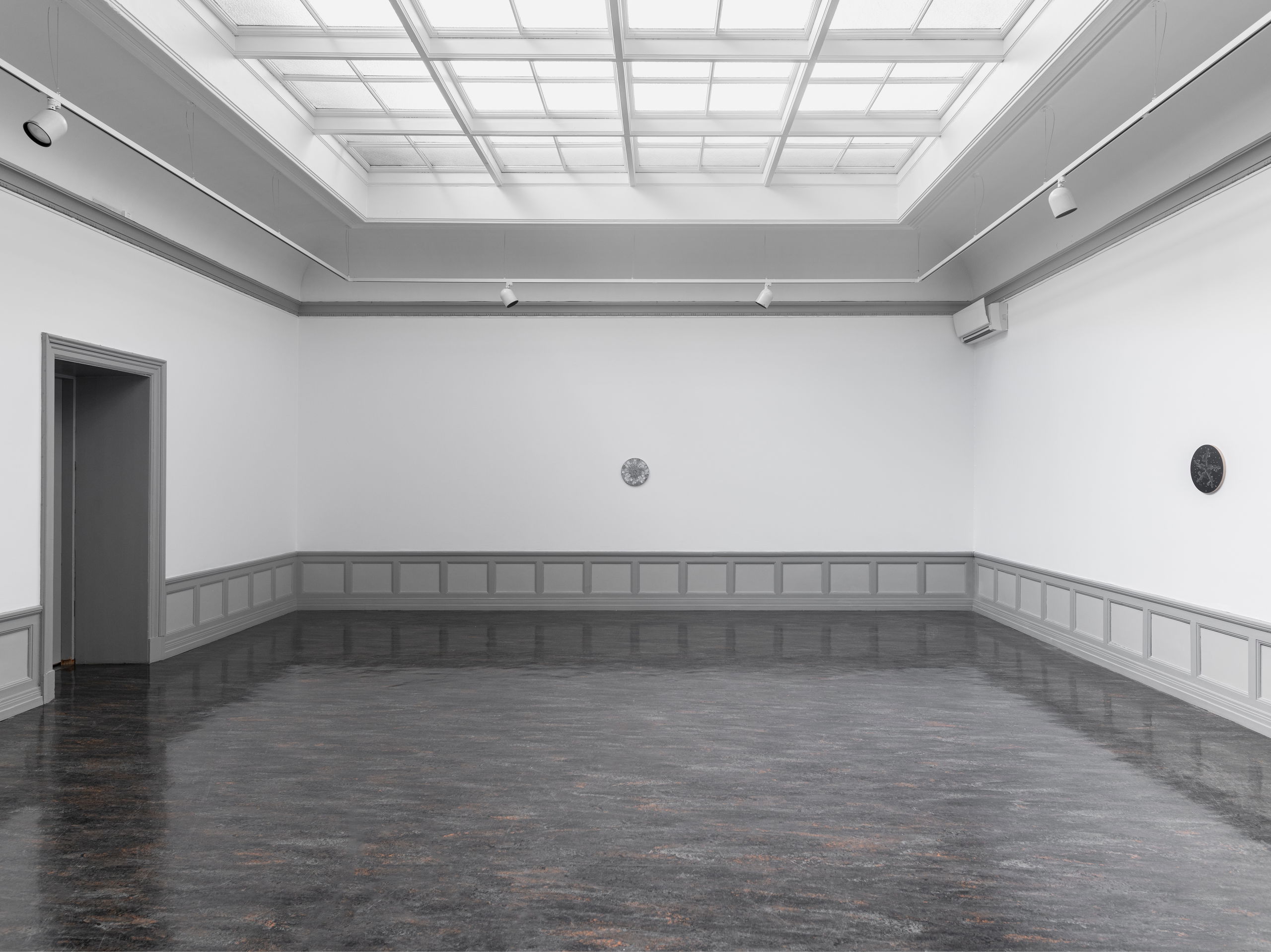 Cindy Ji Hye Kim, Sand in the Hourglass (2022), installasjonsoversikt. Foto: Erik Sæter Jørgensen.