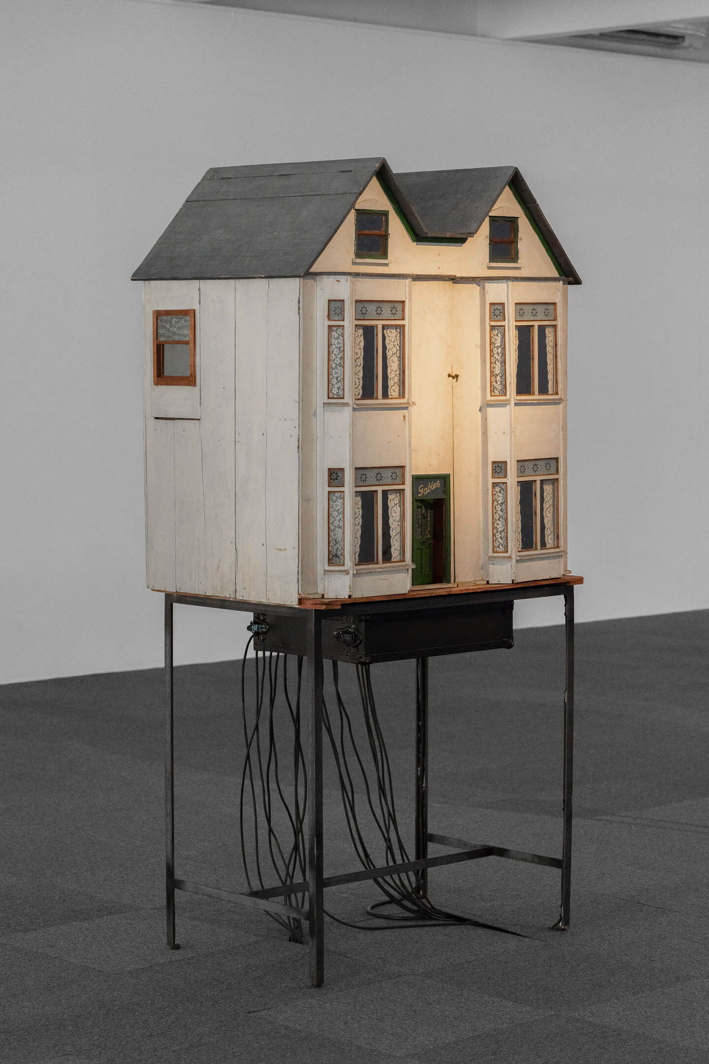 Hannah Quinlan & Rosie Hastings, Bleak House (2023), installasjonsoversikt. Foto: Erik Sæter Jørgensen