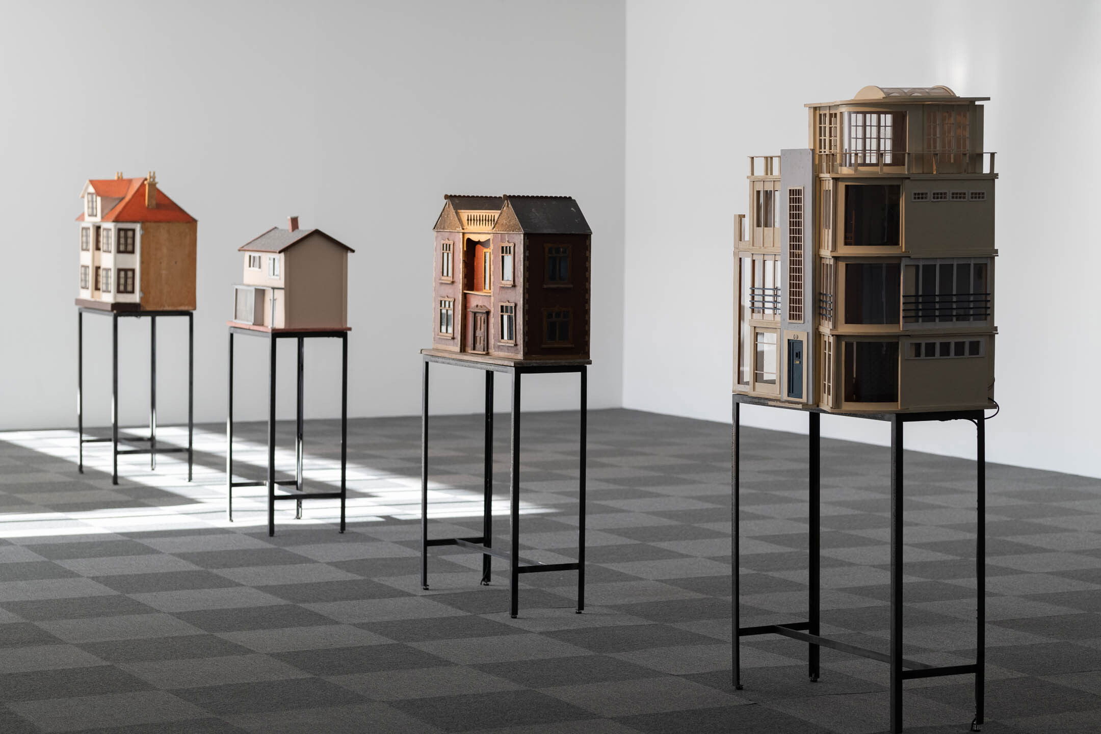 Hannah Quinlan & Rosie Hastings, Bleak House (2023), installasjonsoversikt. Foto: Erik Sæter Jørgensen