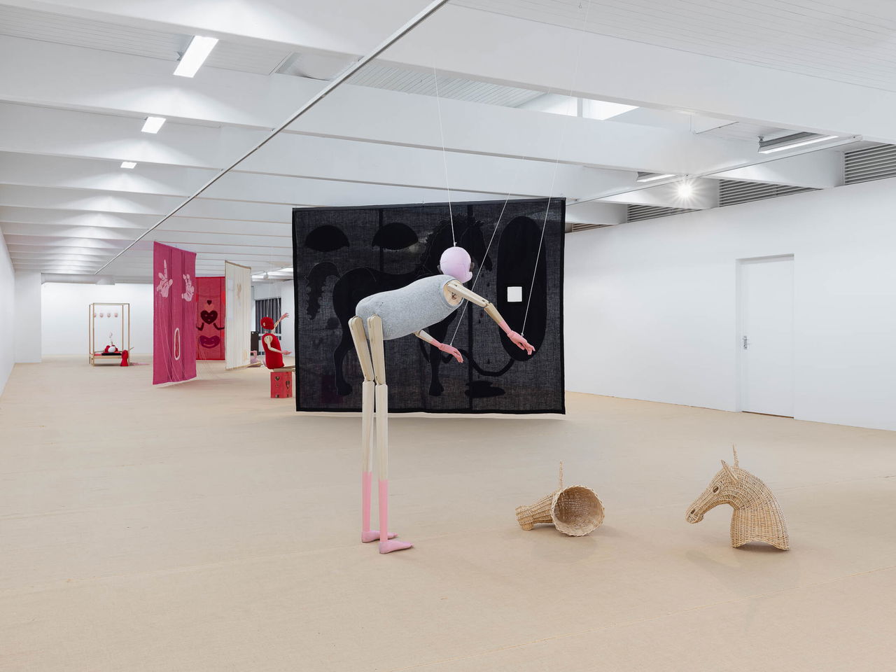 Jonathan Baldock, Me, Myself and I (2020), installasjonsoversikt. Foto: Erik Sæter Jørgensen.