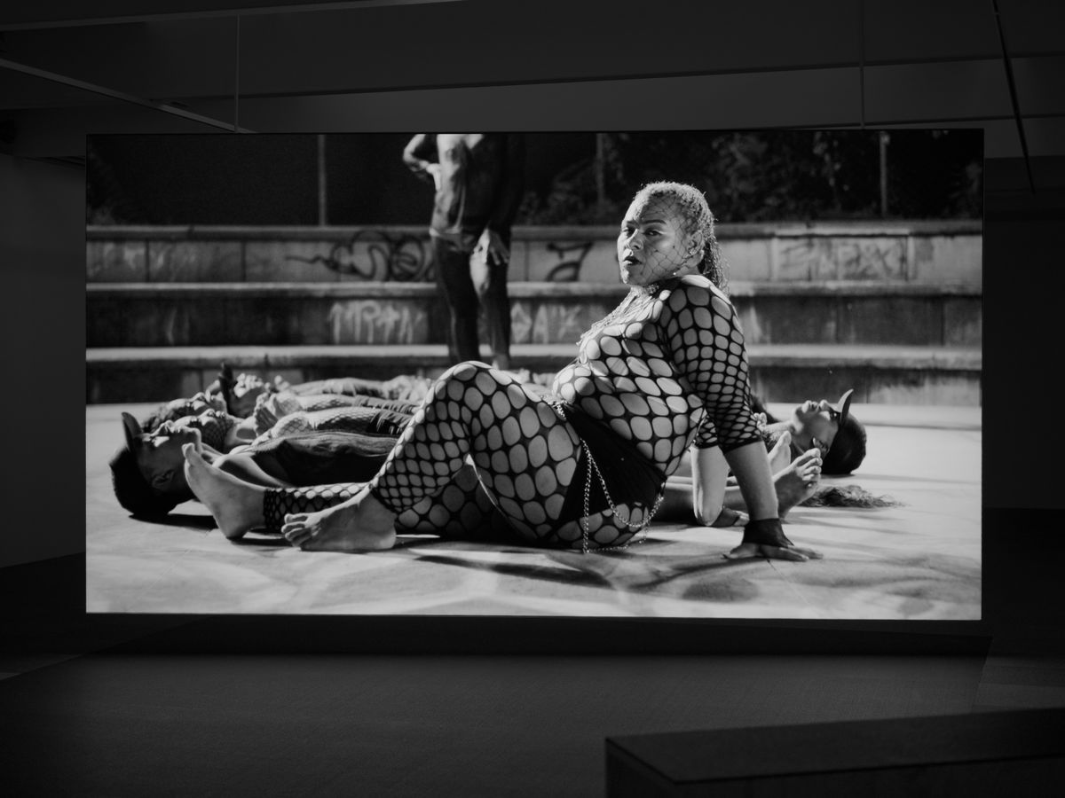 Bárbara Wagner and Benjamin de Burca, Swinguerra (2022), installation view. Photo: Erik Sæter Jørgensen.