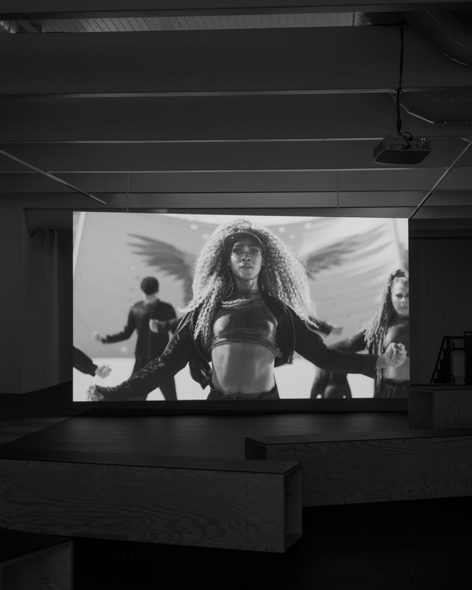 Bárbara Wagner and Benjamin de Burca, Swinguerra (2022), installation view. Photo: Erik Sæter Jørgensen.