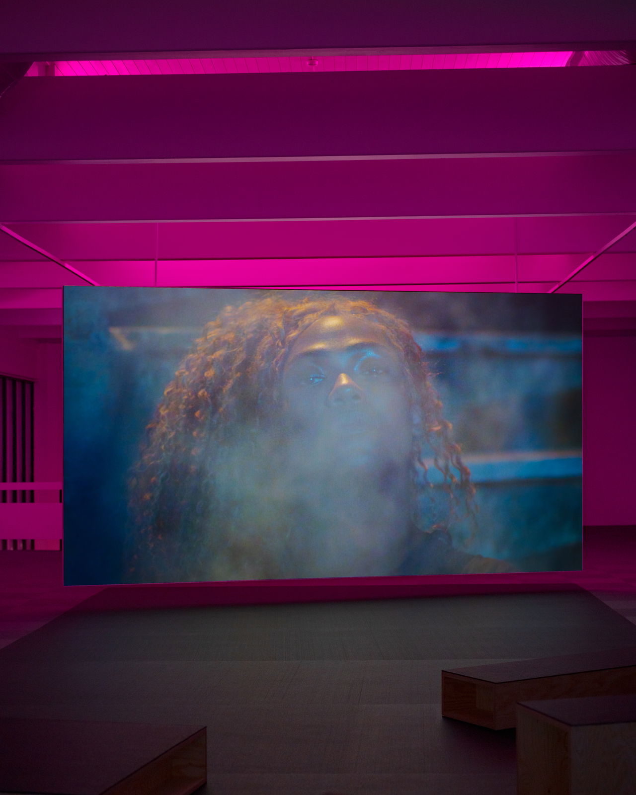 Bárbara Wagner and Benjamin de Burca, Swinguerra (2022), installation view. Photo: Erik Sæter Jørgensen.
