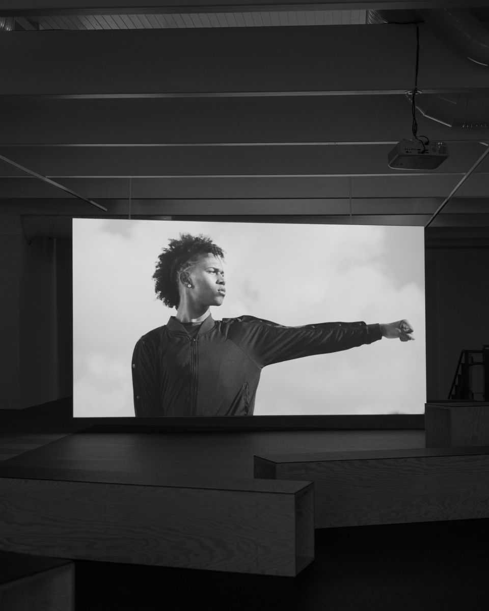 Bárbara Wagner and Benjamin de Burca, Swinguerra (2022), installation view. Photo: Erik Sæter Jørgensen.