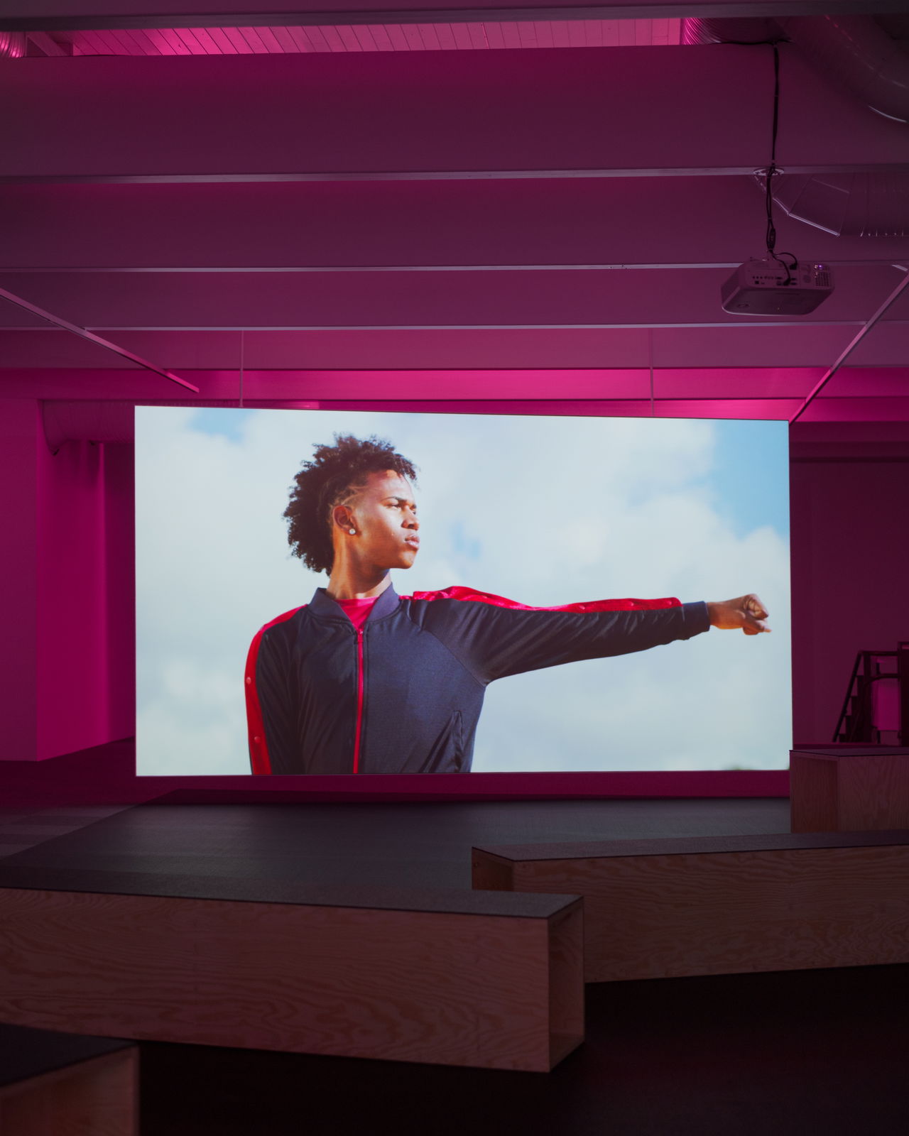 Bárbara Wagner and Benjamin de Burca, Swinguerra (2022), installation view. Photo: Erik Sæter Jørgensen.