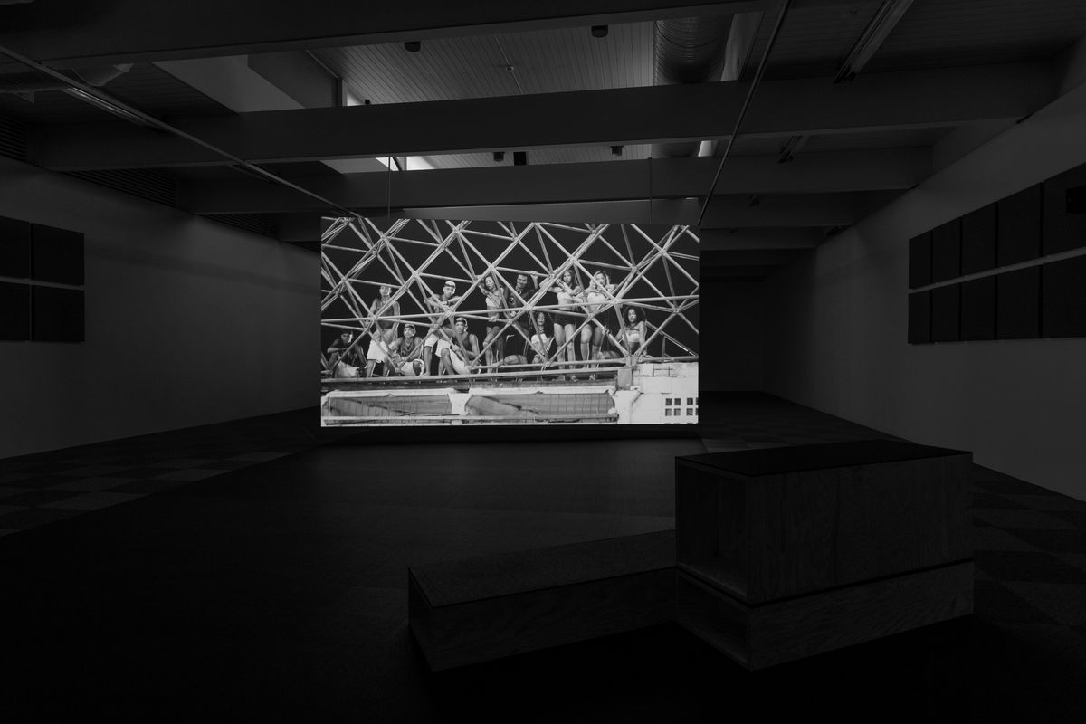 Bárbara Wagner and Benjamin de Burca, Swinguerra (2022), installation view. Photo: Erik Sæter Jørgensen.