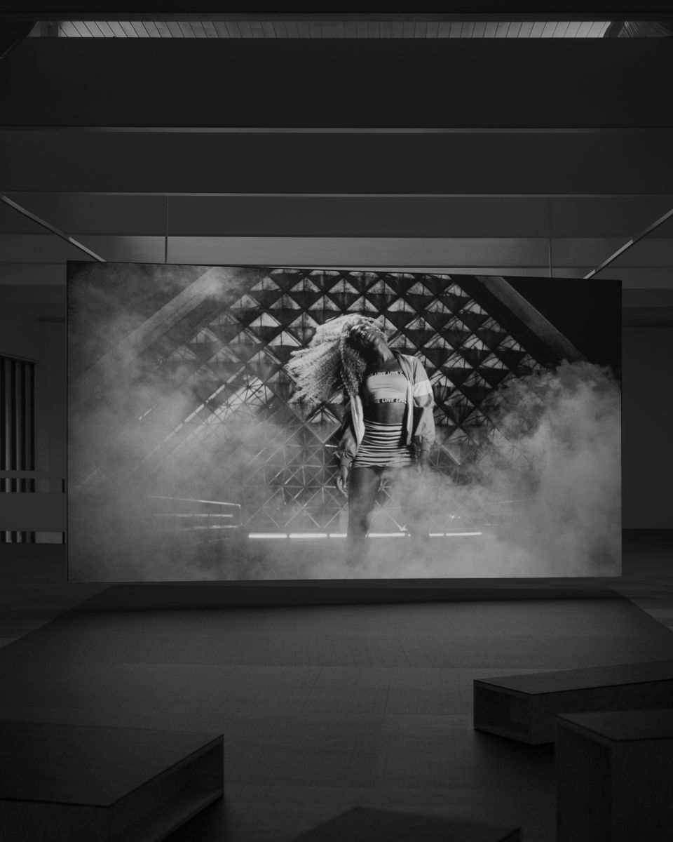 Bárbara Wagner and Benjamin de Burca, Swinguerra (2022), installation view. Photo: Erik Sæter Jørgensen.