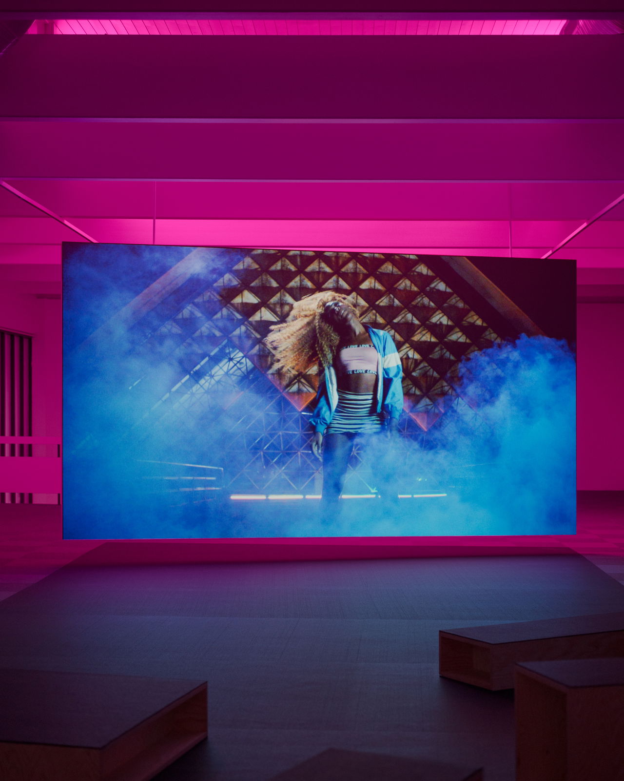 Bárbara Wagner and Benjamin de Burca, Swinguerra (2022), installasjonsoversikt. Foto: Erik Sæter Jørgensen.