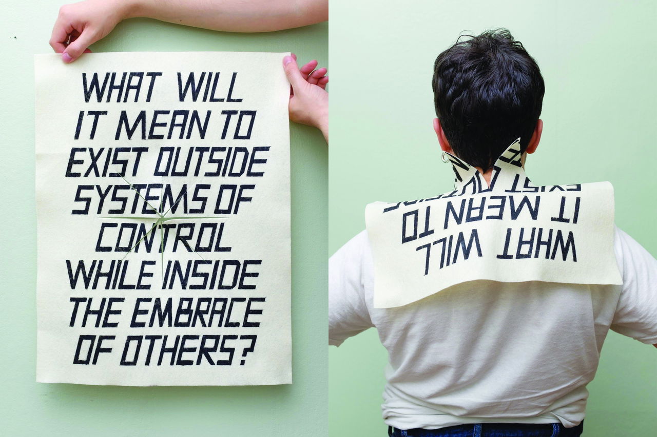 Nat Pyper, Even When..., hand-printed felt wearable (2021). Foto: Nat Pyper.